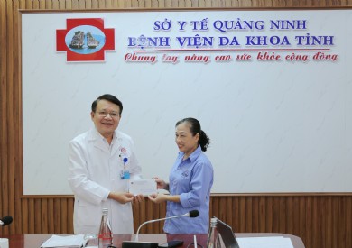 Khen thưởng nhân viên nhà sạch trao trả hơn 40 triệu đồng cho người nhà bệnh nhân