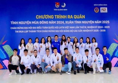Thầy thuốc trẻ Bệnh viện Đa khoa tỉnh Quảng Ninh khám bệnh tình nguyện tại đảo tiền tiêu