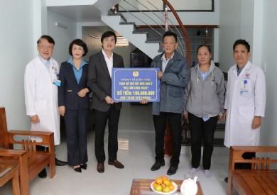 Công đoàn Ngành Y tế trao tặng kinh phí hỗ trợ xây dựng Mái ấm công đoàn cho đoàn viên khó khăn của BVĐK tỉnh