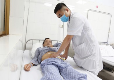 Phẫu thuật cho bệnh nhân có bàng quang khổng lồ chứa hơn 3 lít nước tiểu