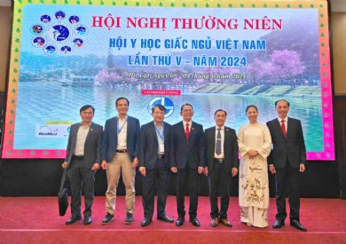 Giám đốc Bệnh viện Đa khoa tỉnh Quảng Ninh đón nhận Quyết định thành lập Liên Chi hội Nội Tiết - Đái tháo đường và Y học Giấc ngủ Việt Nam