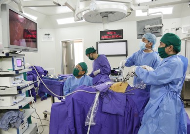 Phẫu thuật nội soi đặt lưới điều trị túi sa trực tràng gây đại tiện khó, táo bón kéo dài