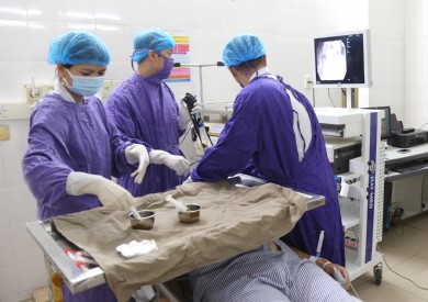 Nội soi gắp thành công đinh vít nhọn lạc trong phế quản người bệnh