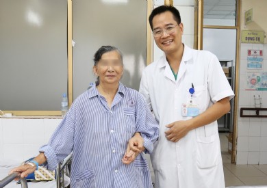 Phẫu thuật nội soi “2 trong 1” cho bệnh nhân 77 tuổi bị thoát vị khe hoành kèm sỏi túi mật