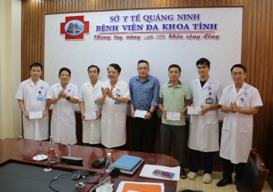 Bệnh viện Đa khoa tỉnh Quảng Ninh khen thưởng nóng tập thể, cá nhân trong công tác phòng chống, khắc phục hậu quả cơn bão số 3