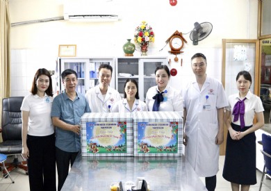 Lãnh đạo thành phố Hạ Long đến thăm, tặng quà Trung thu cho các bệnh nhi tại Bệnh viện Đa khoa tỉnh Quảng Ninh