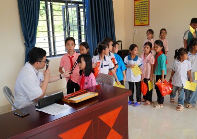 Tuổi trẻ Bệnh viện Đa khoa tỉnh Quảng Ninh khám, phát thuốc miễn phí cho 200 học sinh huyện Bình Liêu