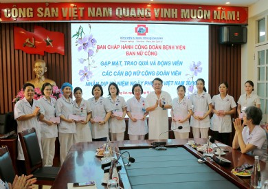 Bệnh viện Đa khoa tỉnh Quảng Ninh trao quà động viên nữ đoàn viên công đoàn khó khăn, mắc bệnh hiểm nghèo nhân ngày 20/10