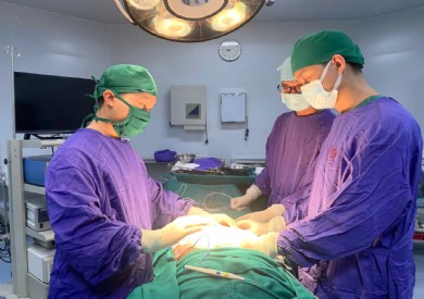 Chủ quan với khối thoát vị bẹn, nam bệnh nhân phải mổ cấp cứu vì biến chứng thoát vị nghẹt hoại tử đại tràng