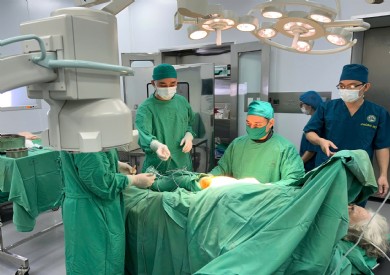 Hỗ trợ y tế cơ sở phẫu thuật kết hợp xương ít xâm lấn cho bệnh nhân gãy liên mấu chuyển xương đùi