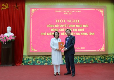 Trao quyết định nghỉ hưu cho TTƯT.BsCKII Đặng Thị Thúy – Phó Giám đốc Bệnh viện Đa khoa tỉnh Quảng Ninh