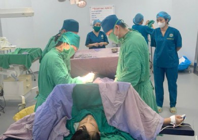 Hai cơ sở Bệnh viện Đa khoa tỉnh phẫu thuật cứu sản phụ dọa vỡ tử cung trên sẹo mổ cũ 2 lần