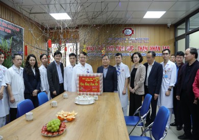 Bí thư Tỉnh uỷ Vũ Đại Thắng đến thăm và chúc Tết tại Bệnh viện Đa khoa tỉnh Quảng Ninh