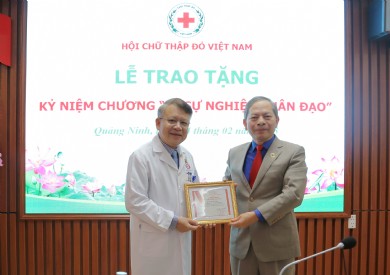 Giám đốc Bệnh viện Đa khoa tỉnh Quảng Ninh vinh dự nhận Kỷ niệm chương “Vì sự nghiệp nhân đạo”