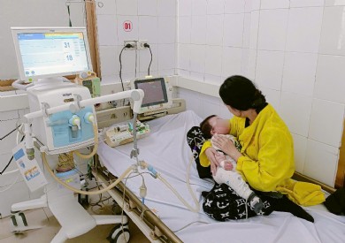 Cấp cứu điều trị trẻ 7 tháng tuổi bị viêm phổi, suy hô hấp cấp do sởi biến chứng nặng