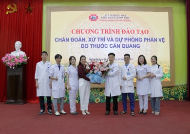 Bệnh viện Đa khoa tỉnh Quảng Ninh tập huấn chẩn đoán, xử trí và dự phòng phản vệ thuốc cản quang cho gần 200 sinh viên
