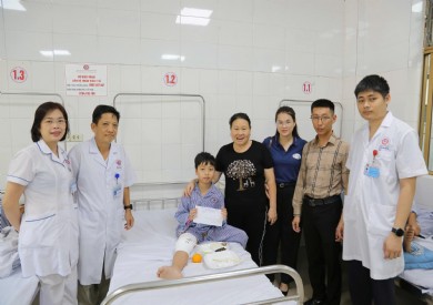 Bệnh viện Đa khoa tỉnh Quảng Ninh tặng quà cho con em đoàn viên công đoàn và các bệnh nhi có hoàn cảnh khó khăn nhân 1/6