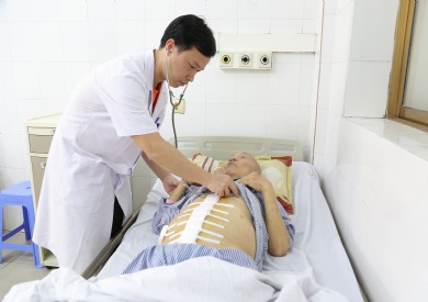 Giành sự sống cho cụ ông 85 tuổi bị vỡ phình động mạch chủ bụng
