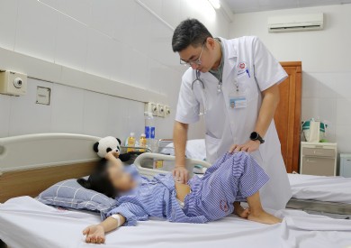 Phẫu thuật lấy u quái buồng trứng kích thước lớn cho bé gái 6 tuổi
