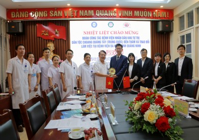Thắt chặt hợp tác y tế Việt – Trung: Đoàn công tác Bệnh viện Nhân dân Khu tự trị dân tộc Choang Quảng Tây làm việc tại Bệnh viện Đa khoa tỉnh Quảng Ninh