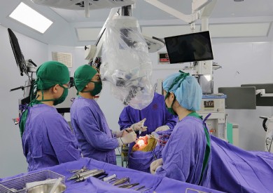 6 giờ phẫu thuật căng thẳng cứu bệnh nhân u não lớn chảy máu nguy kịch