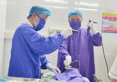 Nội soi lấy hạt hồng xiêm mắc kẹt trong phế quản cụ bà 90 tuổi