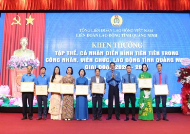 Công đoàn và các điển hình tiên tiến của Bệnh viện ĐK tỉnh Quảng Ninh nhận khen thưởng tại Đại hội thi đua yêu nước CNVCLĐ tỉnh