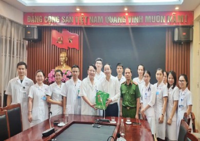 Bí thư Đảng ủy phường Hồng Gai đến thăm, động viên kíp trực 2/9 tại Bệnh viện Đa khoa tỉnh Quảng Ninh