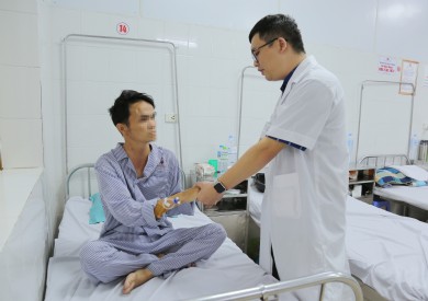 Phẫu thuật nội soi cắt u tuyến ức giúp bệnh nhân nhược cơ thoát khỏi nguy kịch