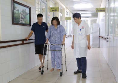 Nỗ lực cứu sống cô gái 31 tuổi sốc đa chấn thương do nhảy cầu Bãi Cháy
