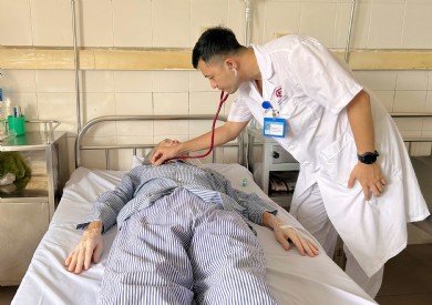 Can thiệp nút giãn động mạch phế quản cứu bệnh nhân tim mạch ho ra máu nặng nề