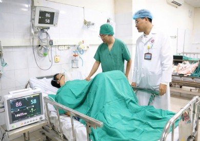 Bệnh viện Đa khoa Tỉnh tiếp nhận và cứu sống nam bệnh nhân sốc đa chấn thương nhảy cầu Bãi Cháy