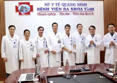 KHEN THƯỞNG NÓNG CÁC KÍP BÁC SĨ, ĐIỀU DƯỠNG BỆNH VIỆN ĐA KHOA TỈNH QUẢNG NINH KỊP THỜI CỨU SỐNG BỆNH NHÂN NGUY KỊCH