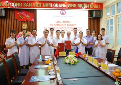 GIÁO SƯ DOMINIQUE THIBAUD ( PHÁP) THĂM VÀ LÀM VIỆC TẠI BỆNH VIỆN ĐA KHOA TỈNH QUẢNG NINH