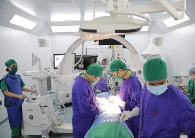Phẫu thuật kịp thời cứu bệnh nhân trượt hoàn toàn thân đốt sống, sốc tủy nặng