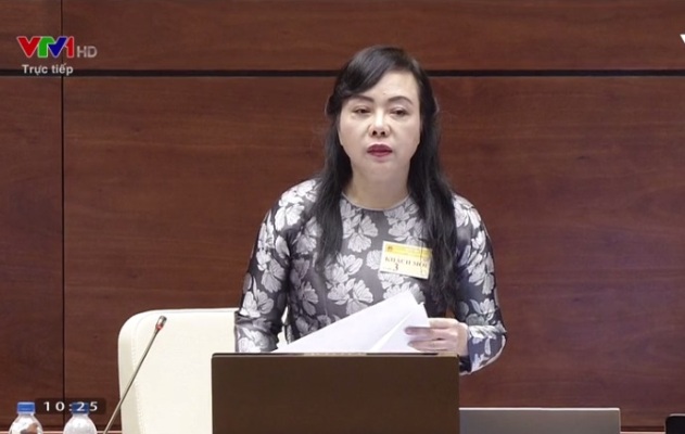 Bộ trưởng Bộ Y tế Nguyễn Thị Kim Tiến trả lời chất vấn trước Quốc hội sáng 14/6. Ảnh: Đỗ Thoa
